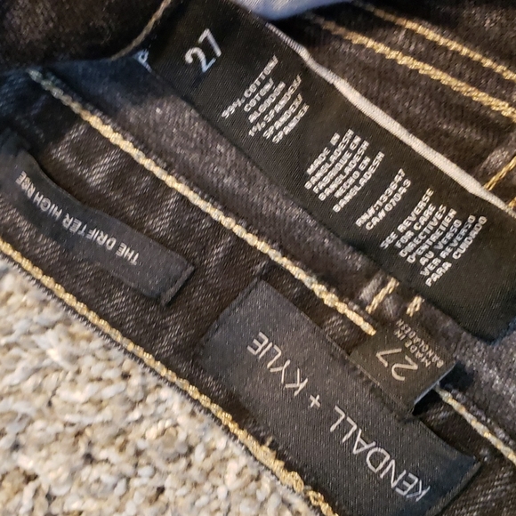 Kendall & Kylie Jean Shorts - Picture 6 of 6